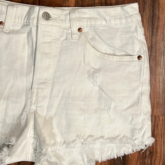 NWOT Levi’s 501 Distressed Shorts - Picture 4 of 12